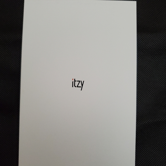 Itzy Yeji pre order benefit - Picture 2 of 2